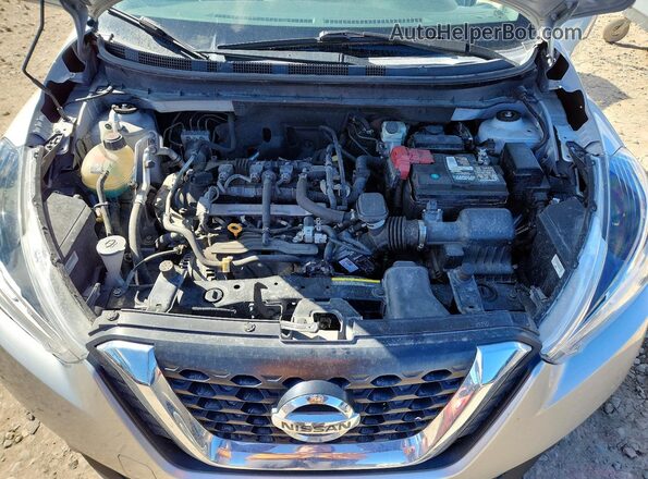 3N1CP5CU2JL522334 2018 NISSAN KICKS Silver Rear interior view