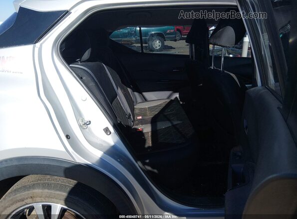3N1CP5CU5JL509447 2018 NISSAN KICKS Silver Widok naklejki z numerem VIN