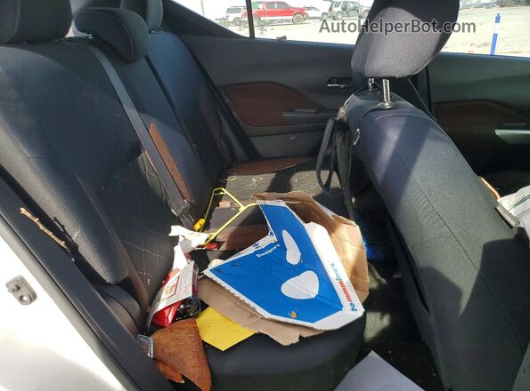 3N1CP5CU8JL528994 2018 NISSAN KICKS Silver Widok wnętrza z tyłu