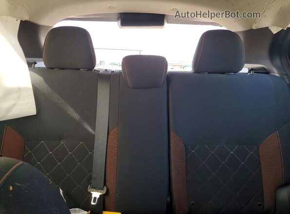 3N1CP5CU8JL528994 2018 NISSAN KICKS Silver Widok tylnych siedzeń