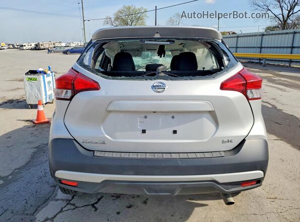 3N1CP5CU8JL528994 2018 NISSAN KICKS Silver Widok z tyłu