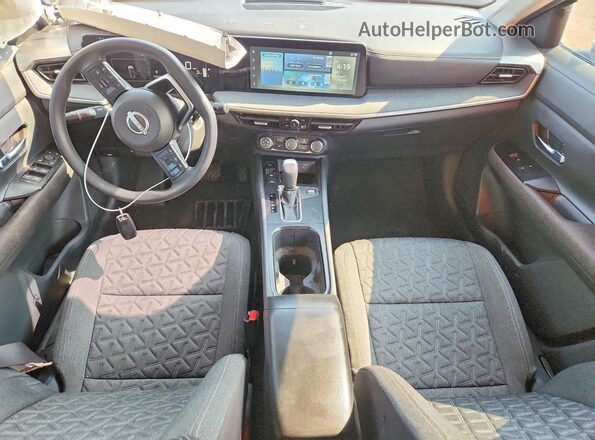 3N8AP6CA8SL301309 2025 NISSAN KICKS Белый Вид панели приборов