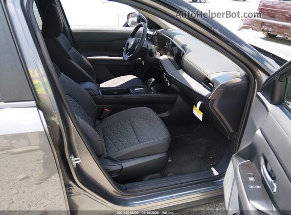 3N8AP6CB3SL385046 2025 NISSAN KICKS Серый Вид салона спереди