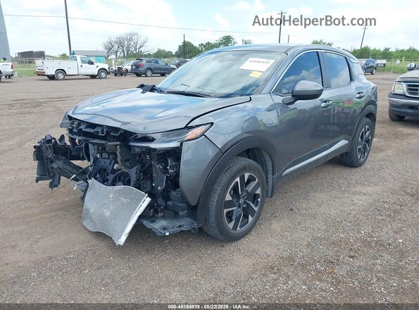 3N8AP6CB8SL406831 2025 NISSAN KICKS Gray წინა მარცხენა ხედი სამი მეოთხედიდან
