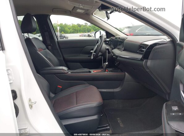 3N8AP6DAXSL430621 2025 NISSAN KICKS White Front interior view