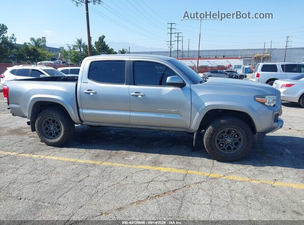3TMAZ5CN0HM046340 2017 TOYOTA TACOMA Silver Widok wnętrza z tyłu