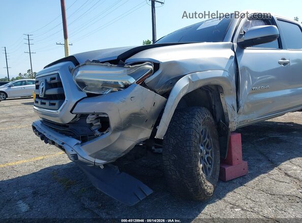 3TMAZ5CN0HM046340 2017 TOYOTA TACOMA Silver Widok z przodu