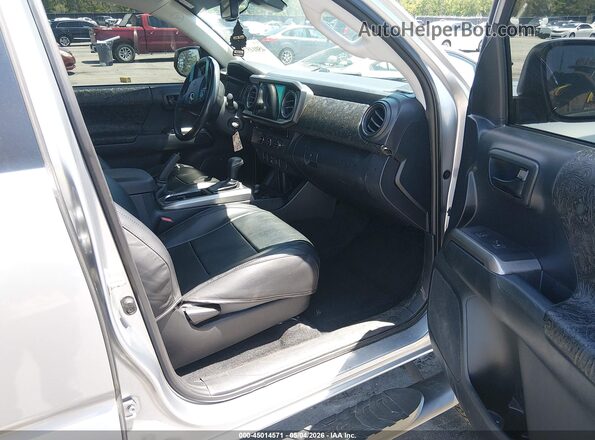 3TMAZ5CN3JM066992 2018 TOYOTA TACOMA Silver Սալոնի դիմացի տեսք