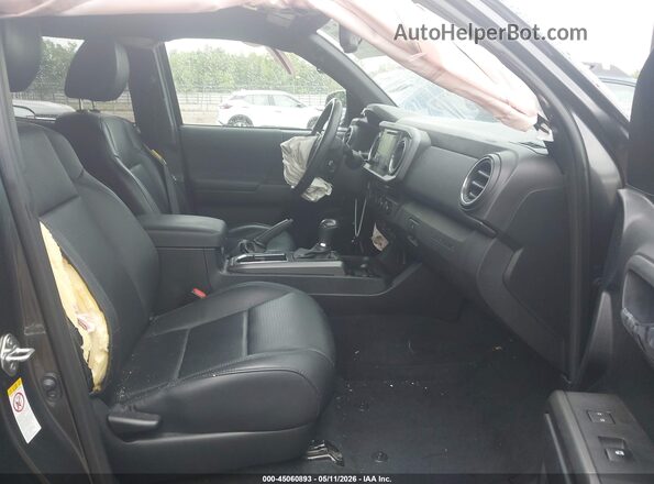 3TMCZ5AN0JM152658 2018 TOYOTA TACOMA Gray Front interior view