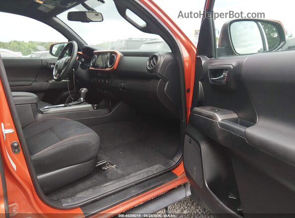 3TMCZ5AN5HM092399 2017 TOYOTA TACOMA Orange Вид салону спереду