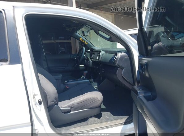 3TMCZ5AN7HM045455 2017 TOYOTA TACOMA White Widok wnętrza z przodu