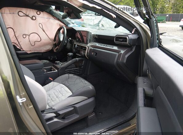 3TMLB5JN3SM149341 2025 TOYOTA TACOMA Зеленый Вид салона спереди