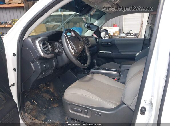 3TYCZ5ANXPT172820 2023 TOYOTA TACOMA White წინა სალონის ხედი