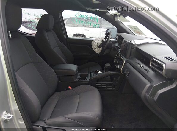 3TYKD5HN5ST018606 2025 TOYOTA TACOMA Серебряный Вид салона спереди