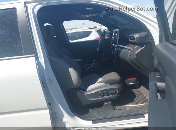 3TYLB5JN8TT108743 2026 TOYOTA TACOMA Белый Вид салона спереди