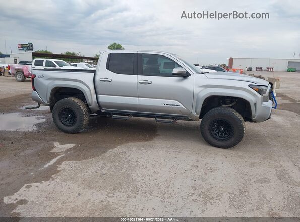 3TYLB5JNXRT031785 2024 TOYOTA TACOMA Gray Widok wnętrza z tyłu