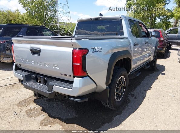 3TYLC5LNXST048862 2025 TOYOTA TACOMA HYBRID Silver Trasero derecho