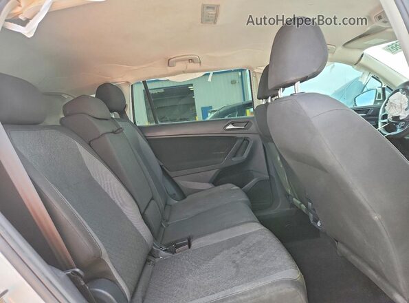 3VV0B7AX2LM069385 2020 VOLKSWAGEN TIGUAN White Widok wnętrza z tyłu