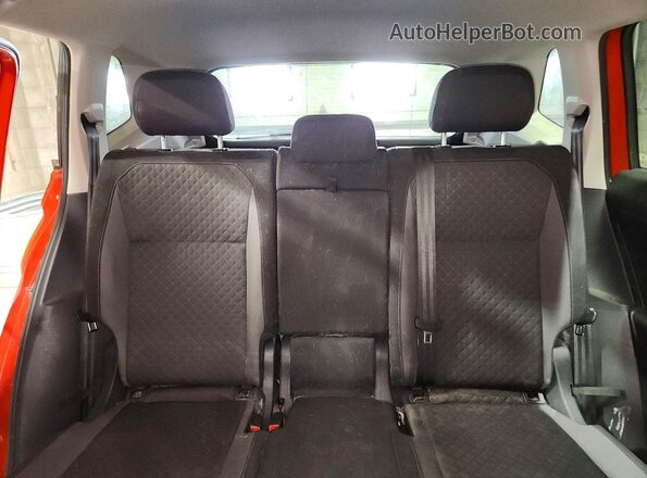3VV0B7AX8JM079318 2018 VOLKSWAGEN TIGUAN Orange Vista de los asientos traseros