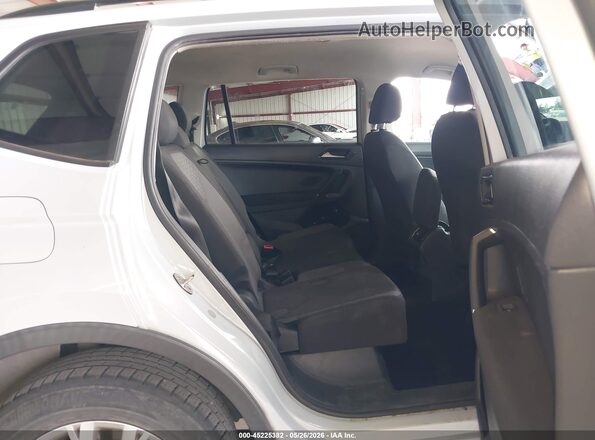 3VV1B7AX9JM082071 2018 VOLKSWAGEN TIGUAN White VIN sticker view
