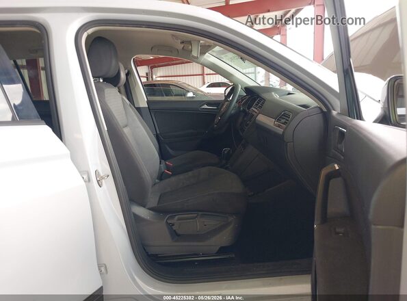 3VV1B7AX9JM082071 2018 VOLKSWAGEN TIGUAN White Front interior view