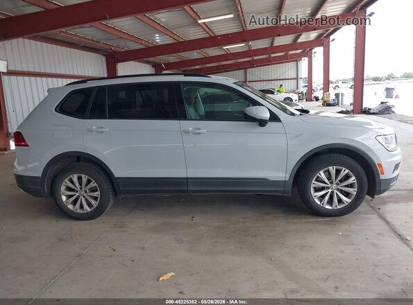 3VV1B7AX9JM082071 2018 VOLKSWAGEN TIGUAN White Rear interior view