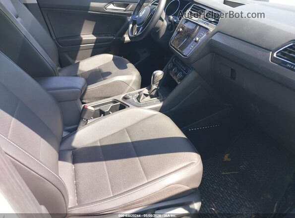 3VV2B7AX3JM145878 2018 VOLKSWAGEN TIGUAN White Widok wnętrza z przodu