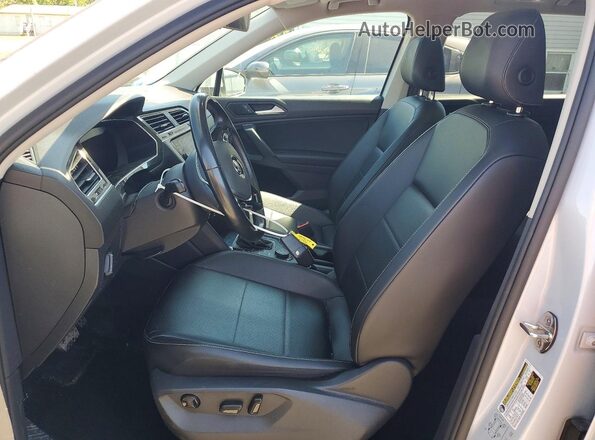 3VV2B7AX3KM048438 2019 VOLKSWAGEN TIGUAN Белый Вид салона спереди