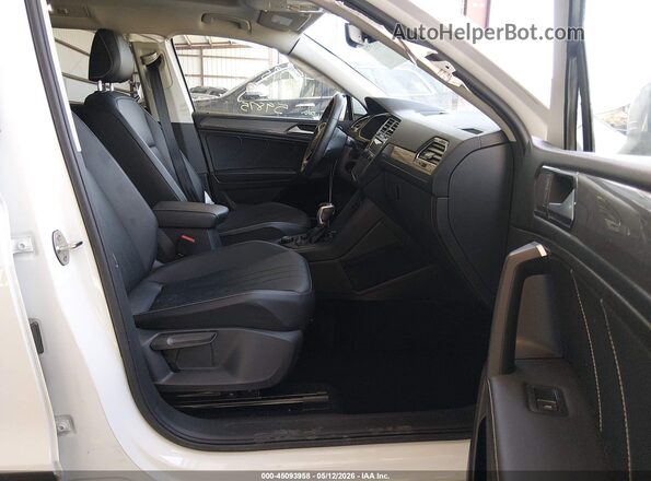3VV2B7AX5NM134046 2022 VOLKSWAGEN TIGUAN White წინა სალონის ხედი