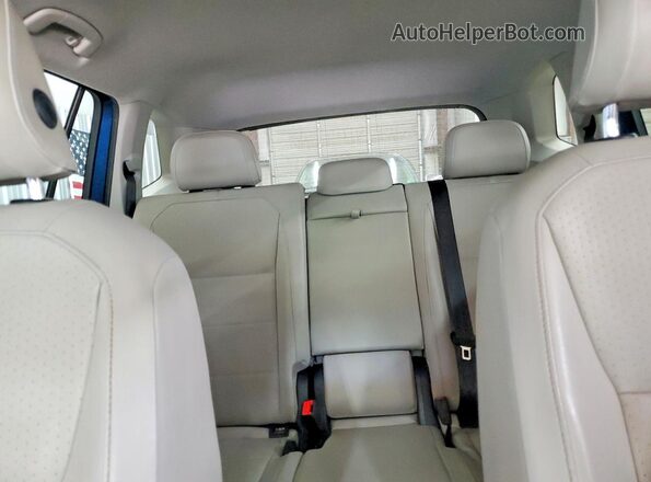 3VV2B7AX7JM122815 2018 VOLKSWAGEN TIGUAN Blue Widok tylnych siedzeń