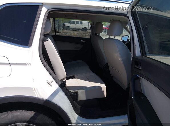 3VV2B7AX7JM152610 2018 VOLKSWAGEN TIGUAN White Widok naklejki z numerem VIN