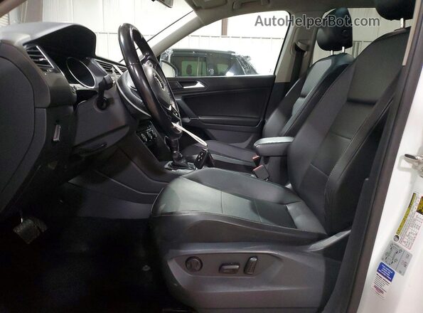 3VV2B7AX8JM097309 2018 VOLKSWAGEN TIGUAN White Widok wnętrza z przodu