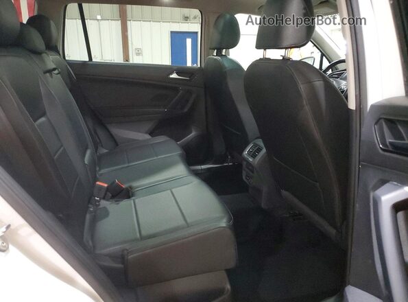 3VV2B7AX8JM097309 2018 VOLKSWAGEN TIGUAN White Widok wnętrza z tyłu