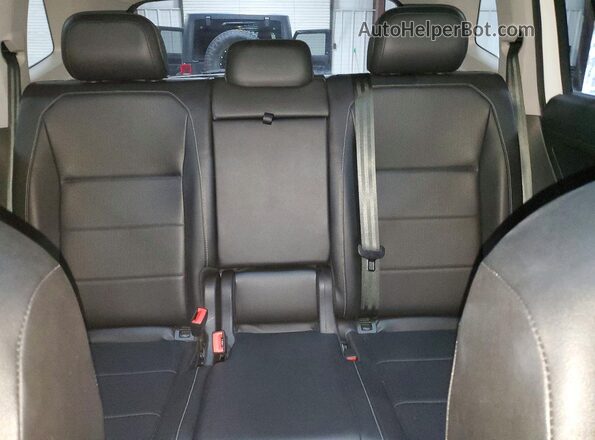 3VV2B7AX8JM097309 2018 VOLKSWAGEN TIGUAN White Widok tylnych siedzeń