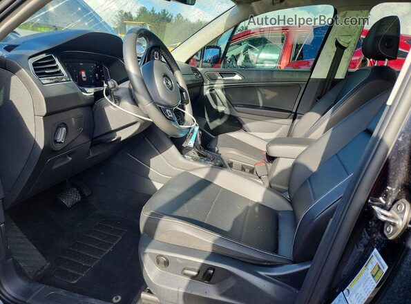 3VV2B7AX8MM072771 2021 VOLKSWAGEN TIGUAN Black Front interior view
