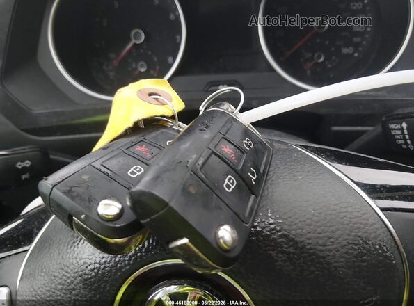 3VV2B7AX9MM008030 2021 VOLKSWAGEN TIGUAN Белый Вид панели приборов