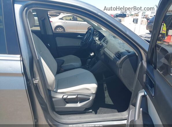 3VV3B7AX0JM061067 2018 VOLKSWAGEN TIGUAN Gray Widok wnętrza z przodu