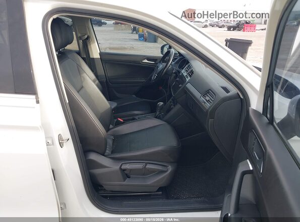 3VV3B7AX2JM039457 2018 VOLKSWAGEN TIGUAN White Вид салону спереду