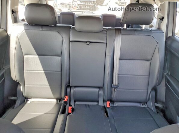 3VV3B7AX4LM013834 2020 VOLKSWAGEN TIGUAN Silver Rear seats view
