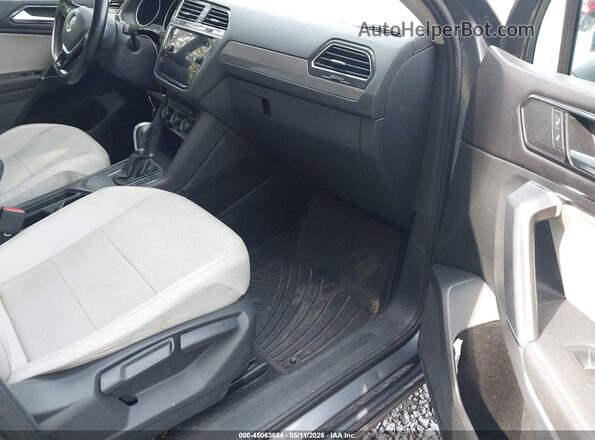 3VV3B7AX5JM134854 2018 VOLKSWAGEN TIGUAN Black Вид салону спереду