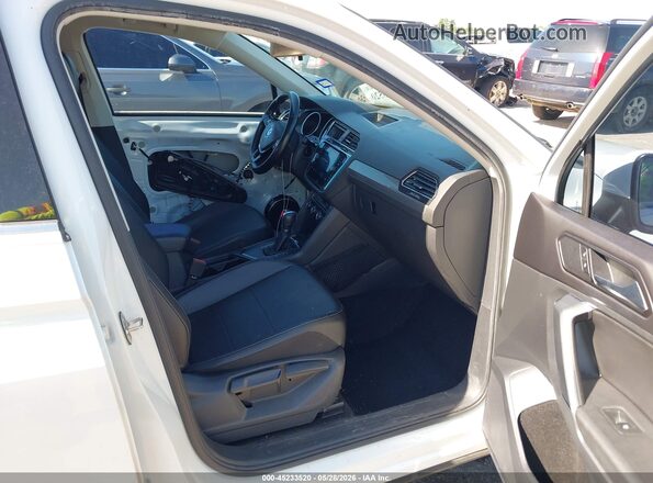 3VV3B7AX6JM126312 2018 VOLKSWAGEN TIGUAN White Front interior view