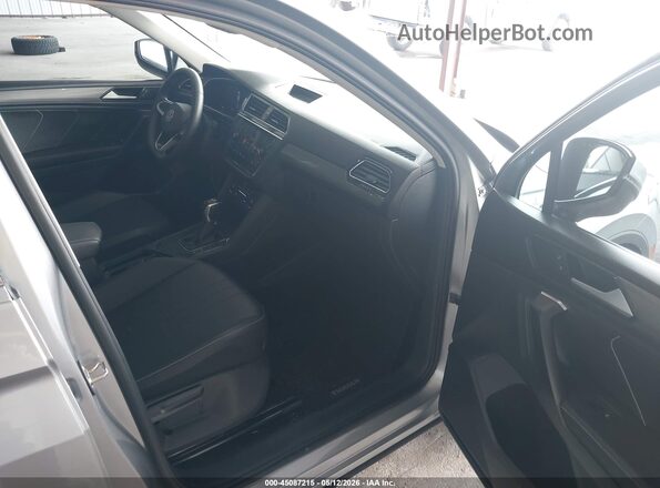 3VV3B7AX9NM168771 2022 VOLKSWAGEN TIGUAN Gray Front interior view