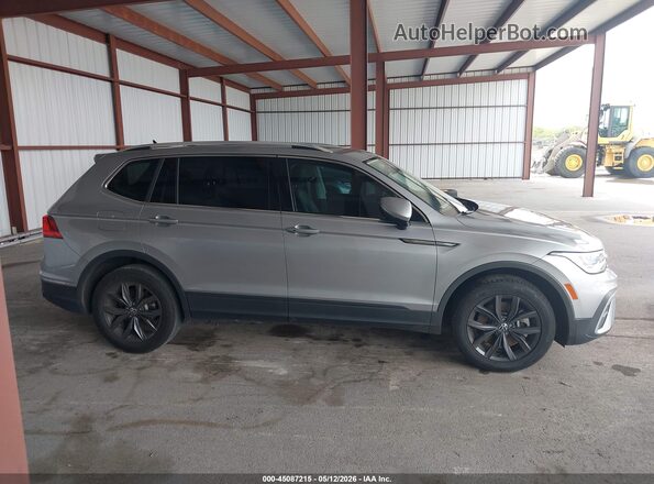 3VV3B7AX9NM168771 2022 VOLKSWAGEN TIGUAN Gray Rear interior view