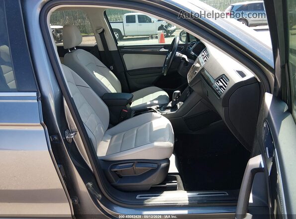 3VV4B7AX0JM195789 2018 VOLKSWAGEN TIGUAN Серый Вид салона спереди