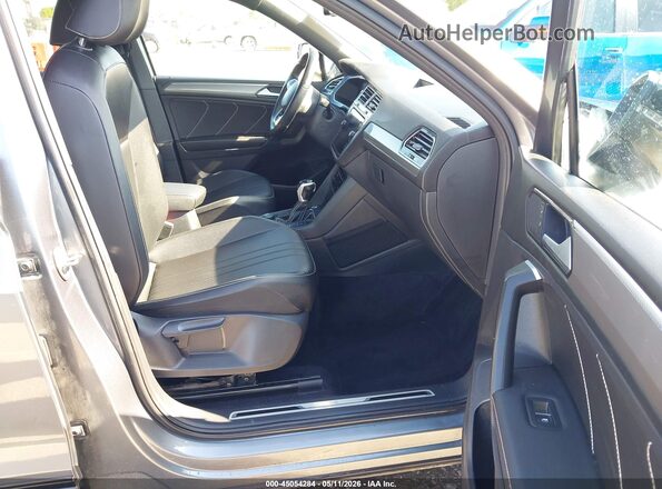 3VV8B7AX3NM117451 2022 VOLKSWAGEN TIGUAN Gray Widok wnętrza z przodu