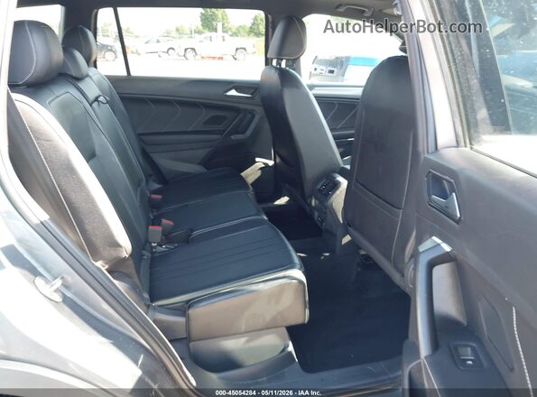 3VV8B7AX3NM117451 2022 VOLKSWAGEN TIGUAN Gray Widok naklejki z numerem VIN