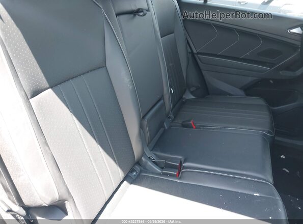 3VV8B7AX4NM112646 2022 VOLKSWAGEN TIGUAN Gray Widok naklejki z numerem VIN