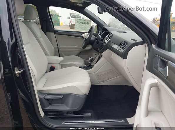 3VV8B7AX8RM110713 2024 VOLKSWAGEN TIGUAN Black Вид салону спереду