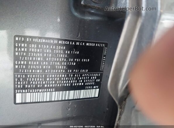3VVNB7AX0PM093955 2023 VOLKSWAGEN TIGUAN Gray Vista del compartimento del motor