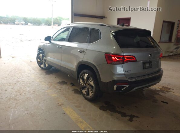 3VVVX7B27RM090977 2024 VOLKSWAGEN TAOS Серебряный Задняя левая четверть